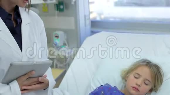 在急诊室的工作人员在少女床上开会视频的预览图