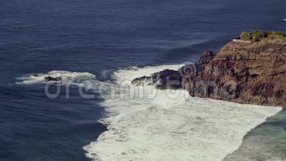 波浪拍打在特内里费的安康蓬塔山上视频的预览图