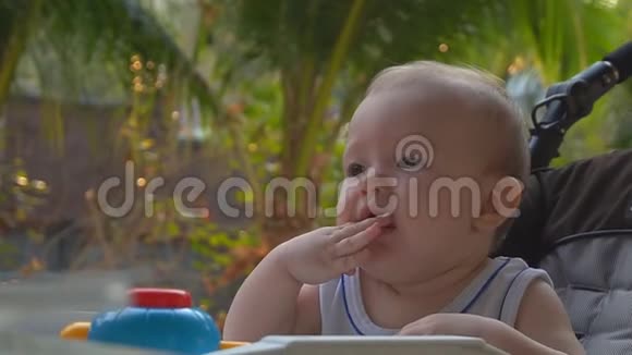 小可爱的快乐宝宝坐在桌子旁视频的预览图