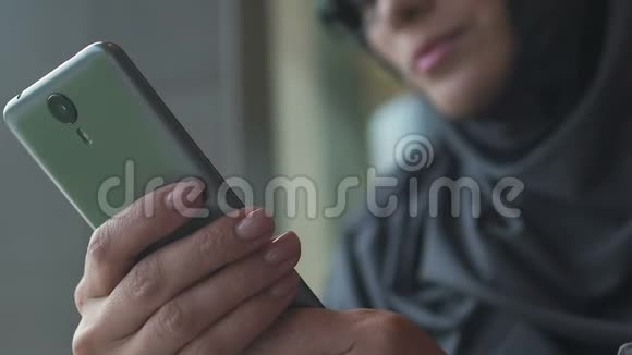 穆斯林妇女使用手机日常生活中的移动技术特写视频的预览图