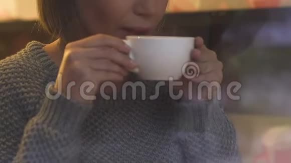 迷人的女性喝茶在自助餐厅休息工作休息城市放松视频的预览图