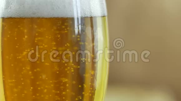 用慢动作特写镜头用lolod和啤酒花在一家私人啤酒厂酿造的淡啤酒泡泡视频的预览图