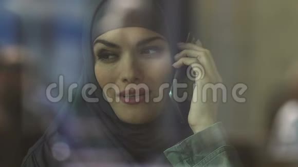 快乐的穆斯林妇女在电话中交谈移动运营商的优惠关税视频的预览图