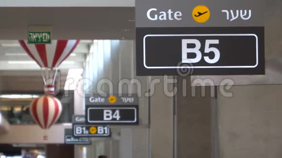 机场登机口标志排成一排视频的预览图