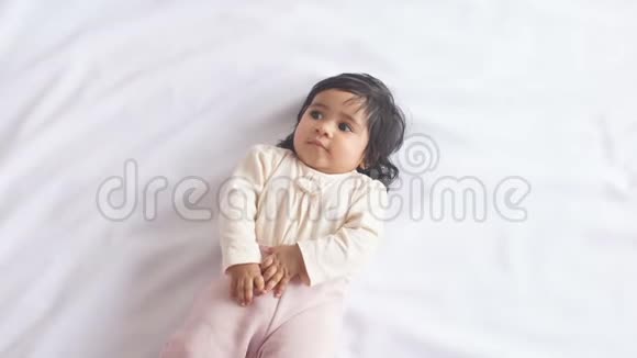 美丽的非裔美国人小六个月大的婴儿床视频的预览图