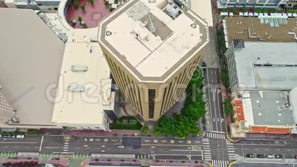 俯视博伊西市中心一座高大的银行大楼视频的预览图