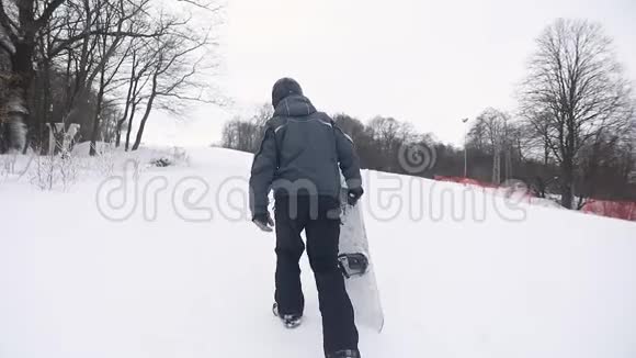 滑雪者爬山滑雪视频的预览图