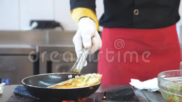 无法辨认的厨师在现代酒店厨房准备美味的素食菜肴专业厨师烹饪食物视频的预览图