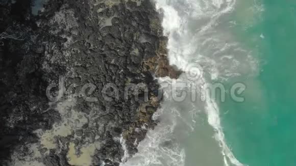 黑色火山海滩的空中拍摄巴厘岛火山海滩视频的预览图