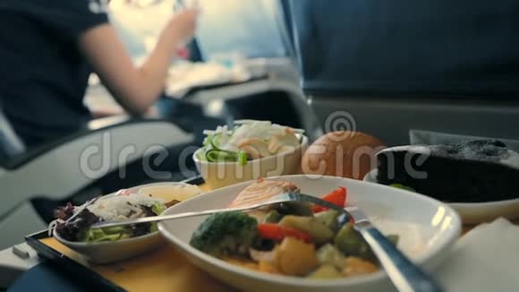 在飞机上供应午餐上船吃饭视频的预览图