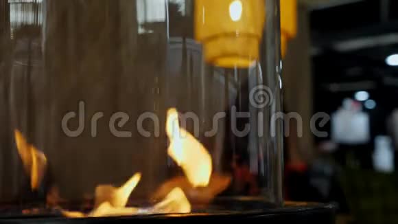 现代生物壁炉与乙醇在舒适的房子内部视频的预览图