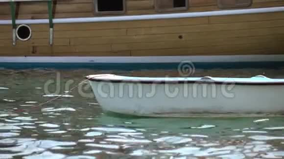 一艘白色的小船在水面上视频的预览图