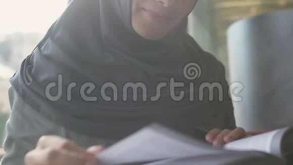 穆斯林女学生读书伊斯兰妇女学习许可证平等权利视频的预览图