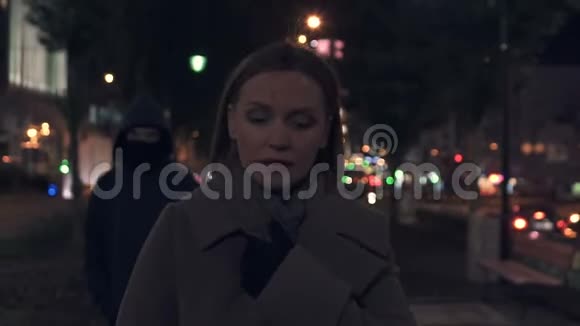 城市罪犯晚上在黑暗的街道上偷女包生命威胁危险视频的预览图