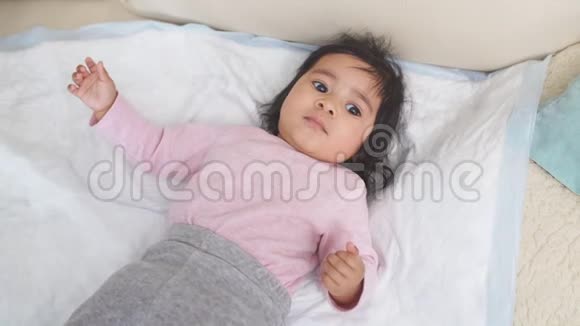 美丽的非裔美国人6个月大的婴儿床上视频的预览图