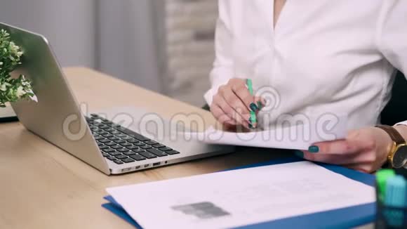 特写女性手整理桌面文件视频的预览图