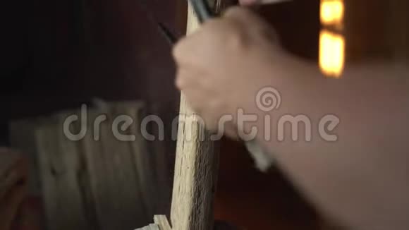 木工锯木细部木匠穿着老式的帽子和剥光的毛衣用老式的锯木器视频的预览图