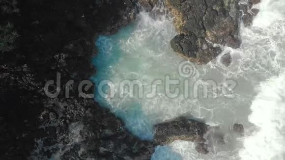 黑色火山海滩的空中拍摄巴厘岛火山海滩视频的预览图