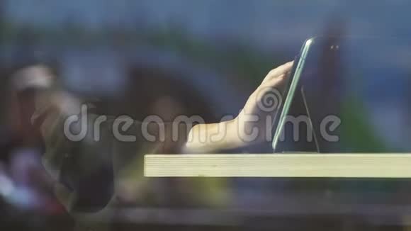 美丽的穆斯林妇女使用平板电脑在社交网络聊天在网上购物视频的预览图