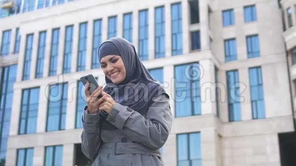 穆斯林女孩在电话中读到好消息后感到兴奋平等的权利和自由视频的预览图