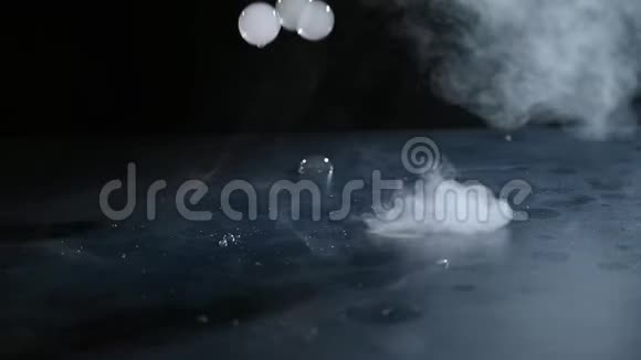 里面有烟雾的肥皂泡落在黑桌上破裂了慢动作黑暗背景视频的预览图