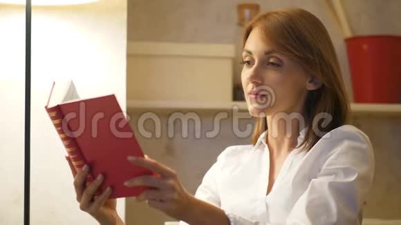 女子在家看书古典文学视频的预览图