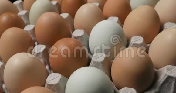 纸箱旋转全屏棕色鸡蛋视频的预览图