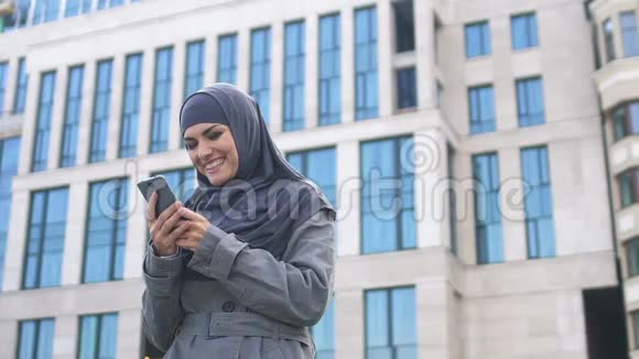 在电话中看到好消息后穆斯林女孩表现出是的姿态事业成功视频的预览图