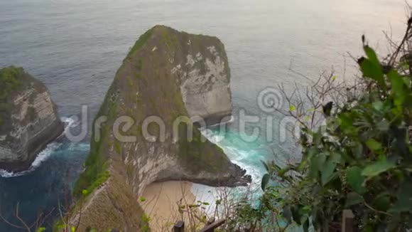 在所谓的暴龙岩在克林金海滩努沙佩尼达印度尼西亚著名的旅游景点视频的预览图