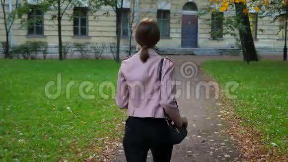 一个女人独自走在危险的市区视频的预览图