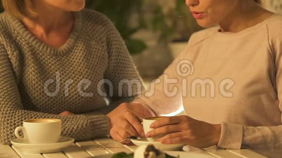 女人在杯咖啡上聊天支持困难女人的友谊视频的预览图