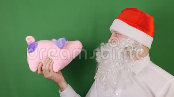 戴着圣诞老人帽子的人在绿色Chroma钥匙上与猪或腮腺炎交谈2019年新年和圣诞节视频的预览图