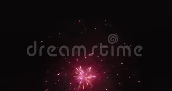 无数美丽的烟花镜头在夜空中的烟花爆炸中直接飞过视频的预览图