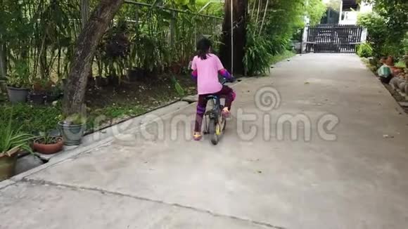 女孩正在后院学习骑自行车视频的预览图