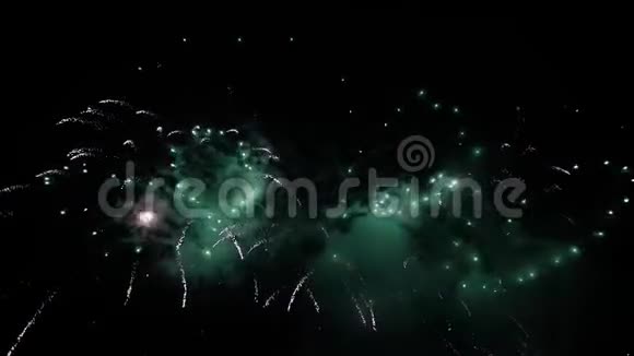 夜空中炫酷的多色烟花很漂亮的火秀视频的预览图