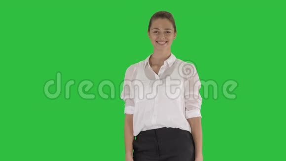 快乐的年轻女商人在绿色屏幕上拍手彩色键视频的预览图