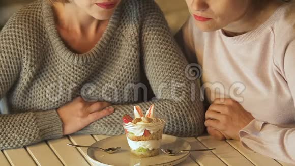 女孩们推开甜点减少减肥的卡路里朋友们在饮食上的支持视频的预览图