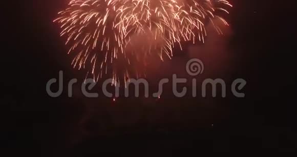在夜晚从空中发射美丽的烟花直升机飞到爆炸的烟花旁边视频的预览图