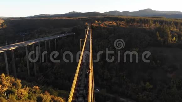 智利南部拉阿劳卡尼亚地区Malleco高架桥日落视频的预览图