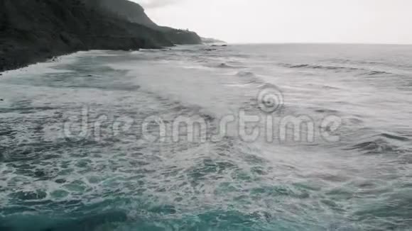 电影鸟瞰图特内里费北部海岸海滩和许多形成泡沫的海浪加那利群岛西班牙视频的预览图