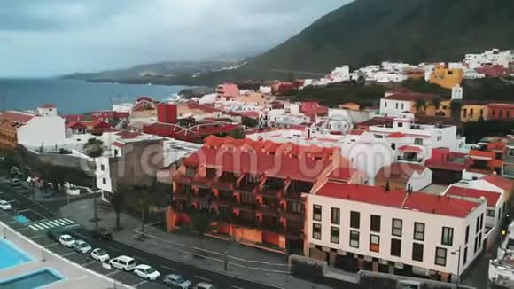 日落时的鸟瞰大西洋沿岸加拉奇科小镇西班牙房屋的橙色屋顶视频的预览图