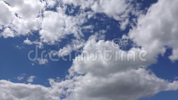 蓝天白云时光流逝抽象背景天上的亮色视频的预览图