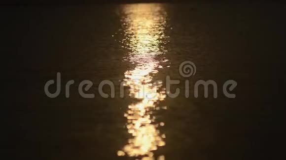 夏日的阳光反射在海边的水中闪耀视频的预览图