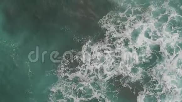 美丽的泡沫和水面绿松石颜色鸟瞰加那利群岛视频的预览图