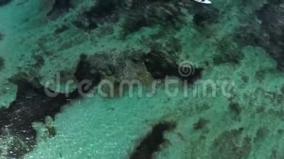 渔舟鸟瞰热带岛屿绿松石海视频的预览图