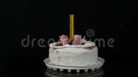 女人的手在一个漂亮的时尚的甜的新鲜的白色蛋糕上点着蜡烛蛋糕上点缀着樱桃酱奶油和视频的预览图