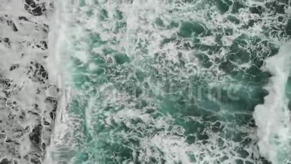 鸟瞰图两个想在巨浪中游泳的水手从上到下的电影视角极限运动视频的预览图