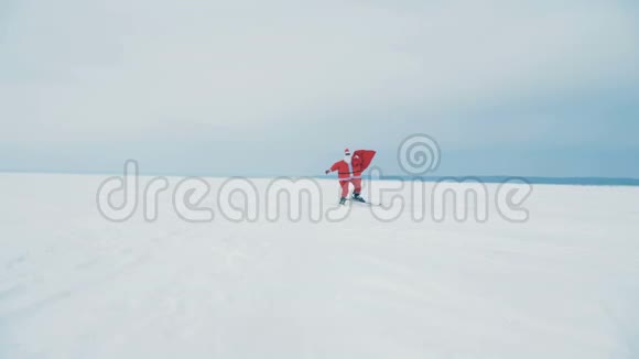 一个圣诞老人拿着一个带礼物的包滑雪特写视频的预览图