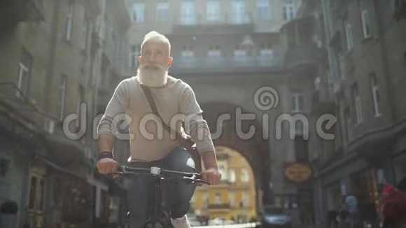 严肃的成熟男人骑着自行车视频的预览图