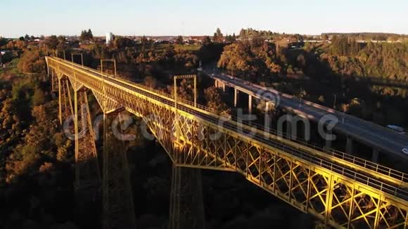 智利南部拉阿劳卡尼亚地区Malleco高架桥日落视频的预览图